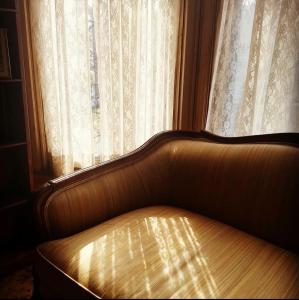 um sofá de couro sentado em frente a uma janela em Innisfree Bed & Breakfast em South Bend