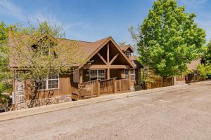 una gran casa de madera con entrada en Little Bear, en Branson