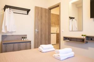 Un pat sau paturi într-o cameră la Philippos Residences