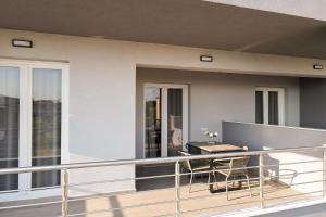 Un balcon sau o terasă la Philippos Residences