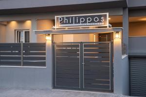 - un bâtiment avec une porte et un panneau dans l'établissement Philippos Residences, à Leptokaryá