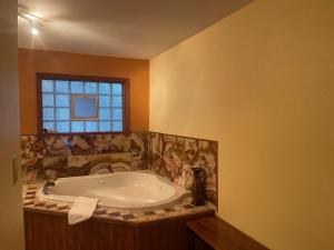 Ett badrum på Pikes Peak Inn