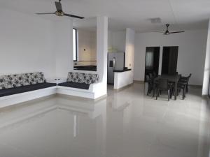 Sala de estar blanca con sofá y mesa en VILLA SAMARI 2 Casa campestre con piscina privada, en Girardot