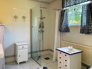 y baño con ducha y cabina de ducha acristalada. en Holiday home ELLÖS IX, en Ellös