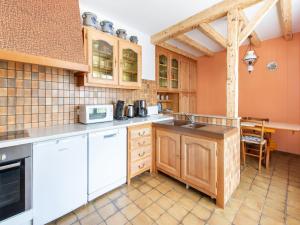 Dapur atau dapur kecil di Holiday home in Ruederbach with private garden