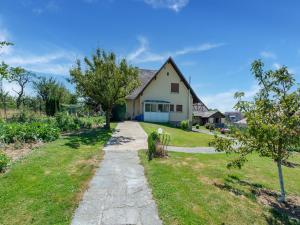 RuederbachにあるHoliday home in Ruederbach with private gardenの庭につながる通路のある家