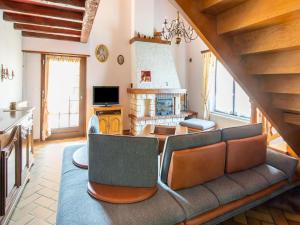 sala de estar con sofá y chimenea en Holiday home in Ruederbach with private garden en Ruederbach