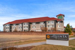 Un hotel con un cartel delante de un edificio. en La Quinta Inn & Suites by Wyndham Loveland Estes Park, en Loveland