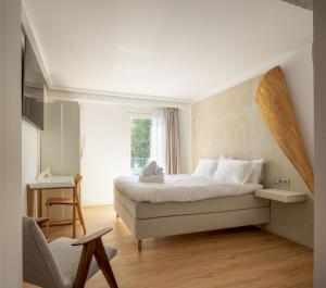 a bedroom with a bed and a window at Hotel Boutique Berazadi Berri in Zarautz