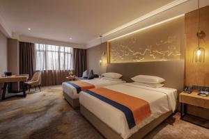 Uma cama ou camas num quarto em Wuhan Hongguang Hotel