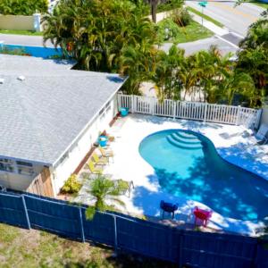 een uitzicht over het zwembad van een resort bij Vacation Home With Pool in siesta key sarasota in Siesta Key