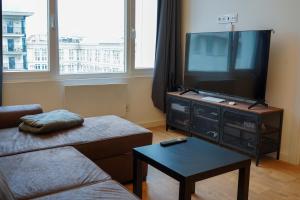 salon z kanapą i dużym telewizorem w obiekcie Aptartamento Descanso de Hércules - Galitrips w mieście A Coruña