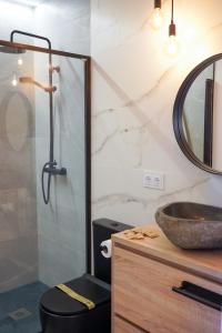 W łazience znajduje się szklana kabina prysznicowa i umywalka. w obiekcie Aptartamento Descanso de Hércules - Galitrips w mieście A Coruña