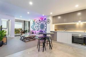 uma cozinha com mesa e cadeiras num quarto em Inner city 1 bedroom Apartment with Rooftop pool and Parking - Serain Residences em Brisbane
