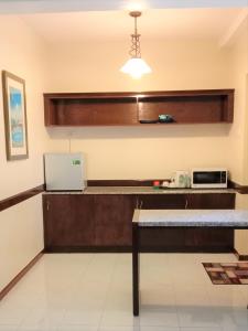 - une cuisine avec un comptoir et un ordinateur portable dans l'établissement D Savoy @ A'Famosa by RK, à Malacca