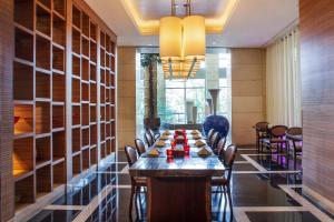 een eetkamer met een lange tafel en stoelen bij Beijing Hotel in Beijing