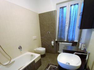 Kúpeľňa v ubytovaní Villa in Italy with Lake Views and Pool