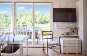uma sala de estar com uma mesa e cadeiras e uma televisão em Lovely Home In Oskarshamn With House Sea View em Oskarshamn
