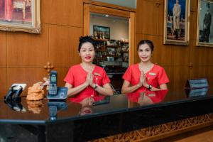 two women are sitting at a table doing meditation at Whitehouse Condotel in Pattaya Central
