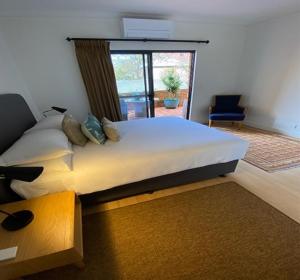 מיטה או מיטות בחדר ב-West End District Apartments