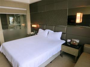 Łóżko lub łóżka w pokoju w obiekcie GreenTree Alliance Shenzhen Shekou Sea World Hotel