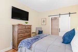 Un pat sau paturi într-o cameră la Blue House on Blythe