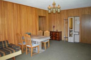 a dining room with a wooden table and chairs at Apartman Kammleitn in Hermagor