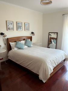 Tempat tidur dalam kamar di COZY APARTMENT ERICEIRA WITH SEA VIEW