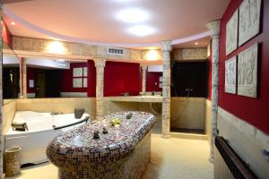 A bathroom at Hotel Mursalitsa by HMG - Half board