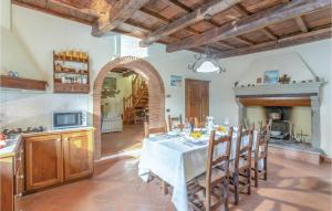 een keuken en eetkamer met een tafel en stoelen bij Il Mulino Del Bonano in Talla