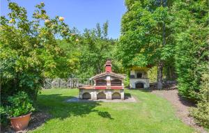 a small building with a red roof in a yard at Il Mulino Del Bonano in Talla