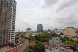 uma vista para uma cidade com edifícios altos em Lenid Hotel Tho Nhuom em Hanói