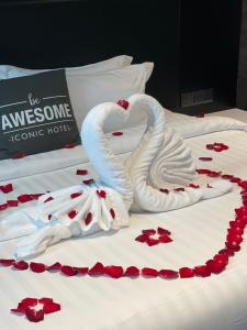 Postel nebo postele na pokoji v ubytování Iconic Hotel