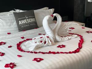 Postel nebo postele na pokoji v ubytování Iconic Hotel