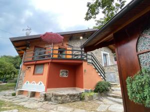 una casa con balcone e ombrellone di LA CASA DEI NONNI con SPA privata su richiesta a Pont Canavese