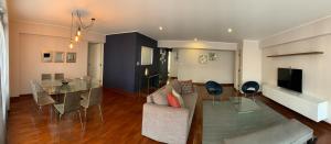 sala de estar y comedor con mesa de cristal en MLA apartments - Bolognesi, en Lima 6 fotos más