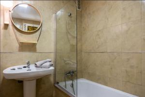 マラガにあるMerced10 3Fのバスルーム(シンク、シャワー、鏡付)