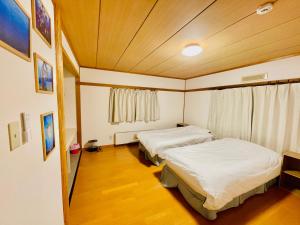 Ένα ή περισσότερα κρεβάτια σε δωμάτιο στο Yellow House Niseko