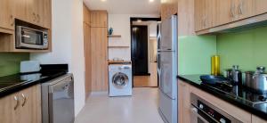 Kuchyň nebo kuchyňský kout v ubytování Diamond Westlake Suites