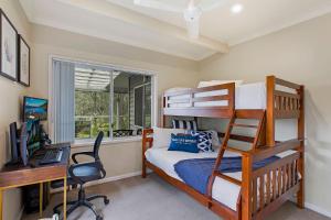 Poschodová posteľ alebo postele v izbe v ubytovaní Palm Cove Retreat