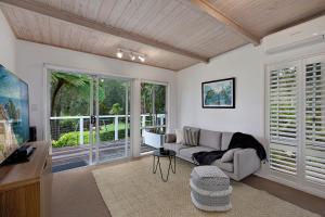 A seating area at Palm Cove Retreat