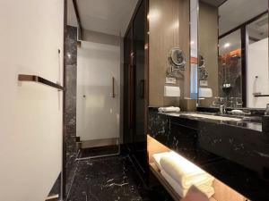 Ένα μπάνιο στο Howard Johnson Paragon Hotel Beijing Centra Provide tourism and ticketing service