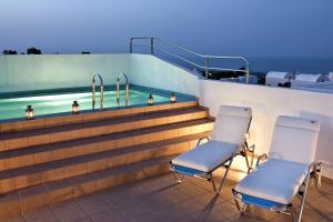 2 sillas y una piscina en un yate en Summer Time Villa, en Fira