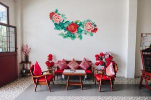 sala de estar con mesa y sillas rojas en Sleeper House, en Trang