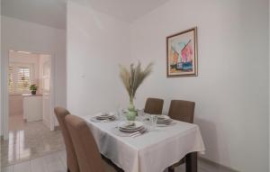 Posezení v ubytování 2 Bedroom Stunning Apartment In Supetar