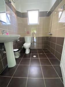 サランダにあるVilla Sopebraのトイレと洗面台付きのバスルーム +62枚の写真