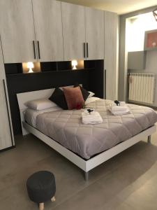 - une chambre avec un grand lit et des serviettes dans l'établissement B&B Elles con parcheggio interno, à Barletta