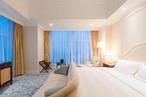 Postel nebo postele na pokoji v ubytování Qingdao Jianxin International Hotel