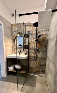 uma casa de banho com um chuveiro e um lavatório. em Flow 8 by Housine em Zator