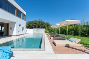 Bazén v ubytovaní Villa near beach wih 12 meters long pool alebo v jeho blízkosti